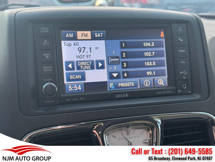 2012 Chrysler Town & Country Touring-L photo