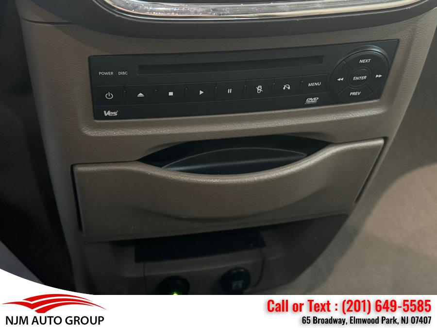 2012 Chrysler Town & Country Touring-L photo