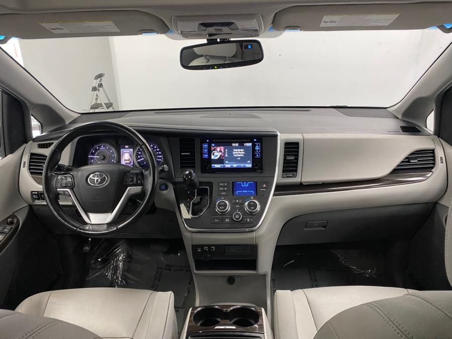 2015 Toyota Sienna 5dr 7-Pass Van XLE AWD (Natl) photo