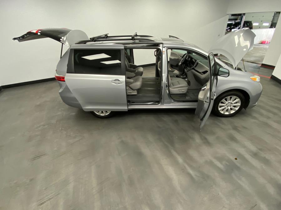 2015 Toyota Sienna 5dr 7-Pass Van XLE AWD (Natl) photo