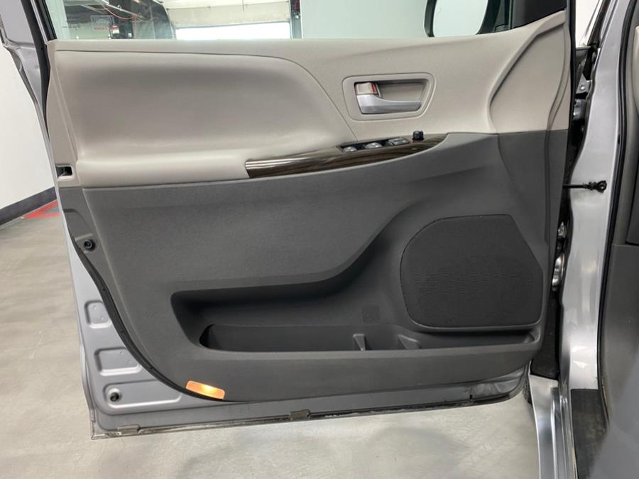 2015 Toyota Sienna 5dr 7-Pass Van XLE AWD (Natl) photo