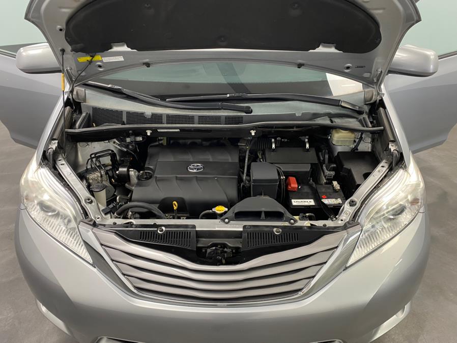 2015 Toyota Sienna 5dr 7-Pass Van XLE AWD (Natl) photo