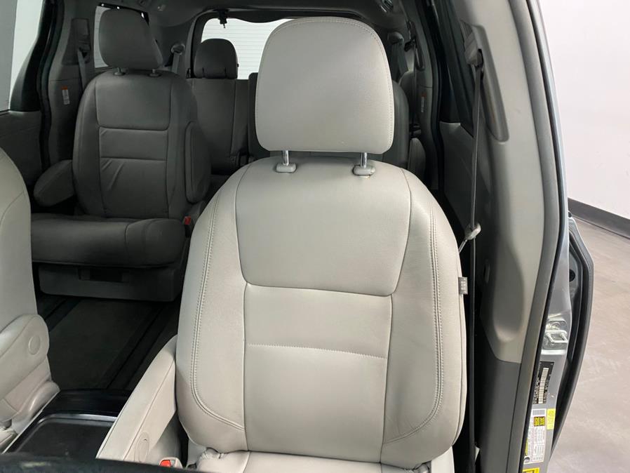 2015 Toyota Sienna 5dr 7-Pass Van XLE AWD (Natl) photo