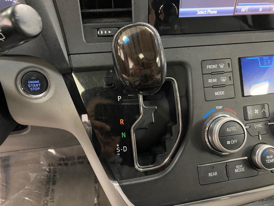 2015 Toyota Sienna 5dr 7-Pass Van XLE AWD (Natl) photo