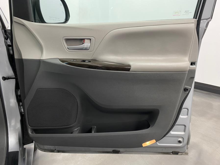 2015 Toyota Sienna 5dr 7-Pass Van XLE AWD (Natl) photo