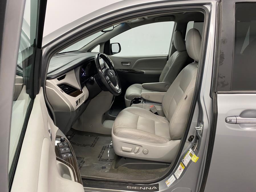 2015 Toyota Sienna 5dr 7-Pass Van XLE AWD (Natl) photo