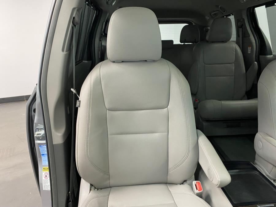 2015 Toyota Sienna 5dr 7-Pass Van XLE AWD (Natl) photo