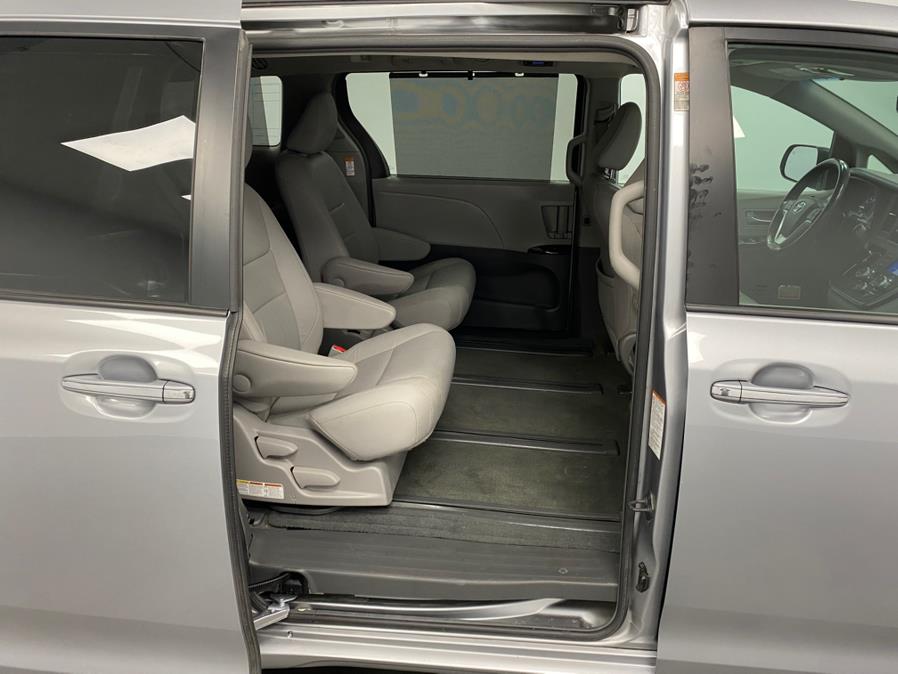 2015 Toyota Sienna 5dr 7-Pass Van XLE AWD (Natl) photo