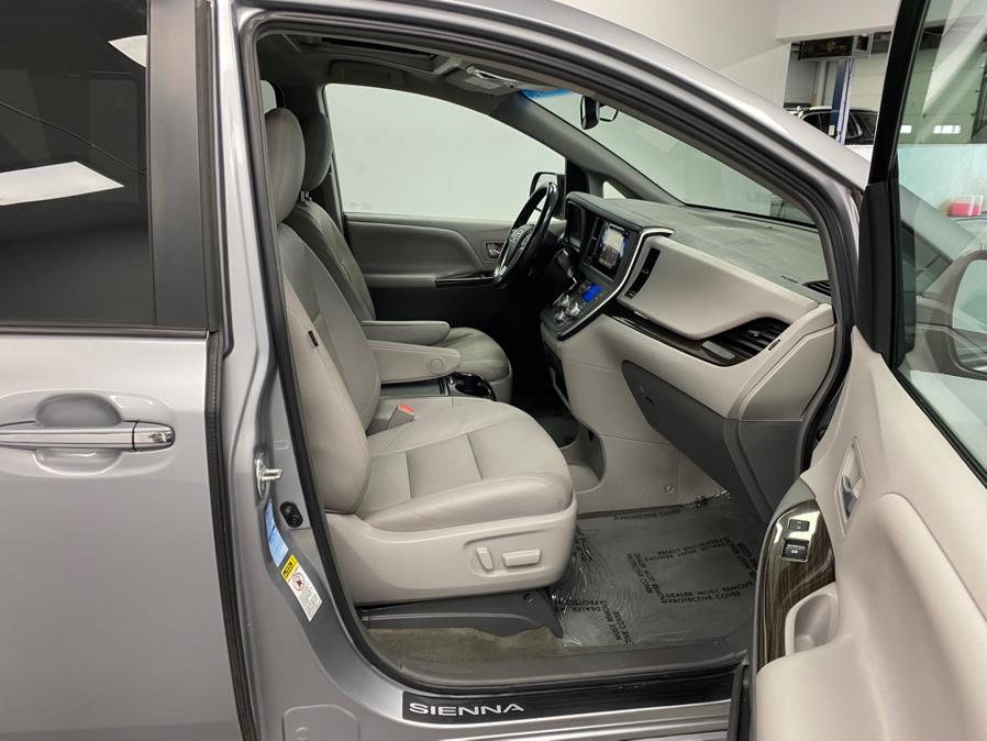 2015 Toyota Sienna 5dr 7-Pass Van XLE AWD (Natl) photo