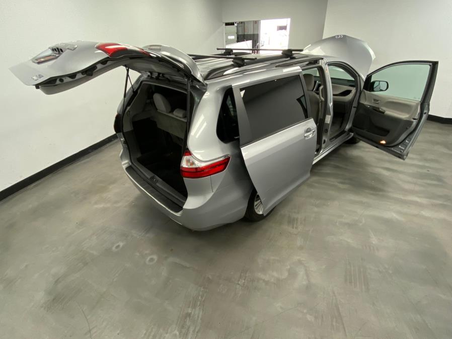 2015 Toyota Sienna 5dr 7-Pass Van XLE AWD (Natl) photo