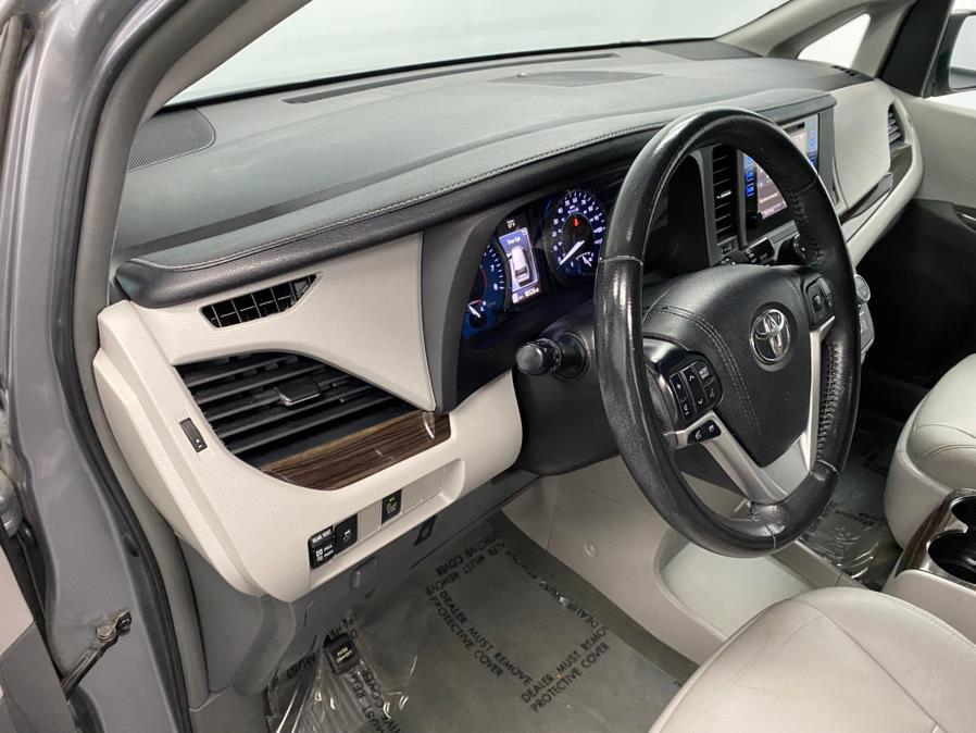 2015 Toyota Sienna 5dr 7-Pass Van XLE AWD (Natl) photo