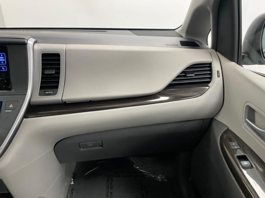 2015 Toyota Sienna 5dr 7-Pass Van XLE AWD (Natl) photo