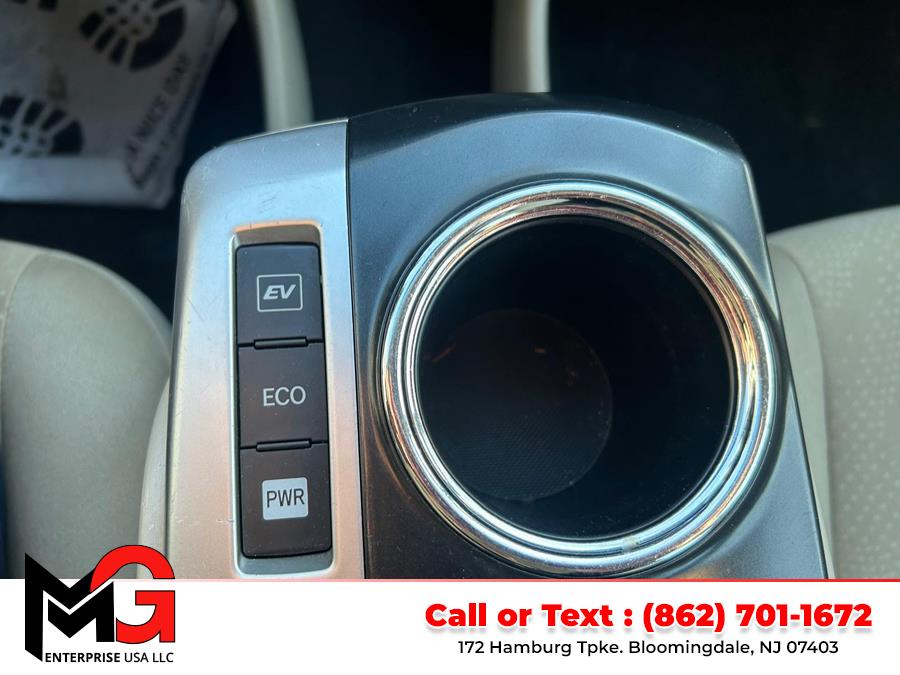 2012 Toyota Prius v Two photo