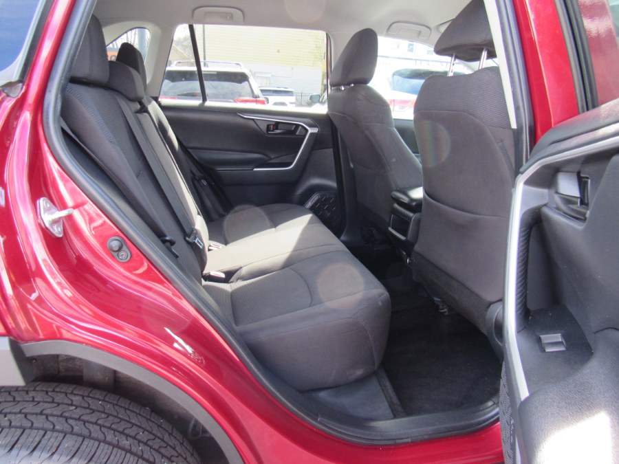 2019 Toyota RAV4 LE photo