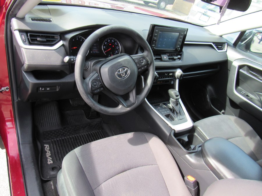 2019 Toyota RAV4 LE photo