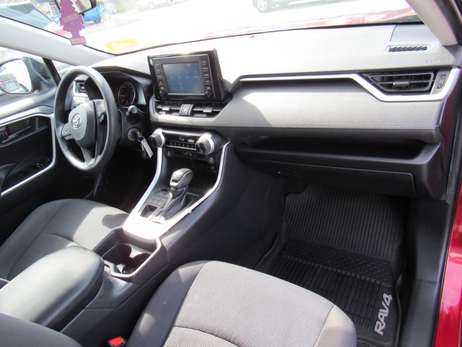 2019 Toyota RAV4 LE photo