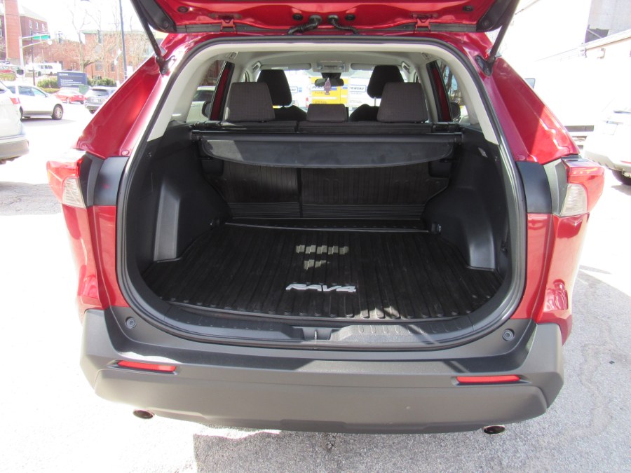 2019 Toyota RAV4 LE photo