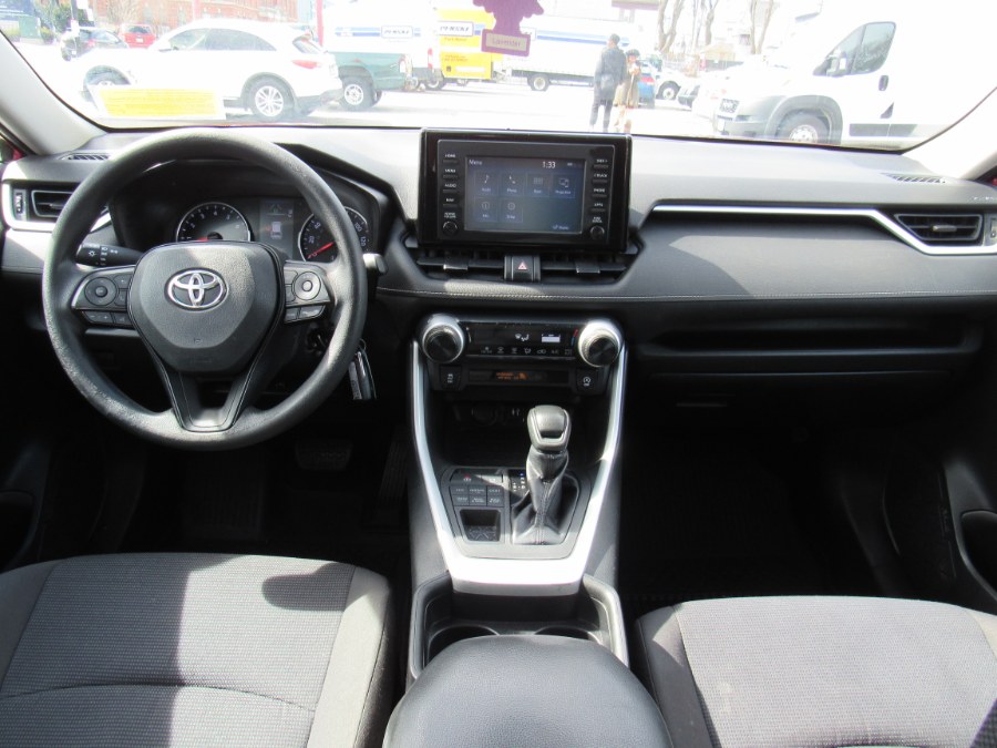 2019 Toyota RAV4 LE photo