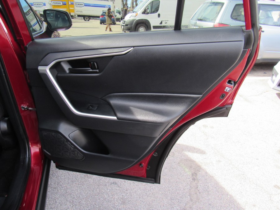 2019 Toyota RAV4 LE photo