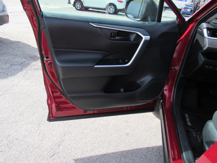 2019 Toyota RAV4 LE photo