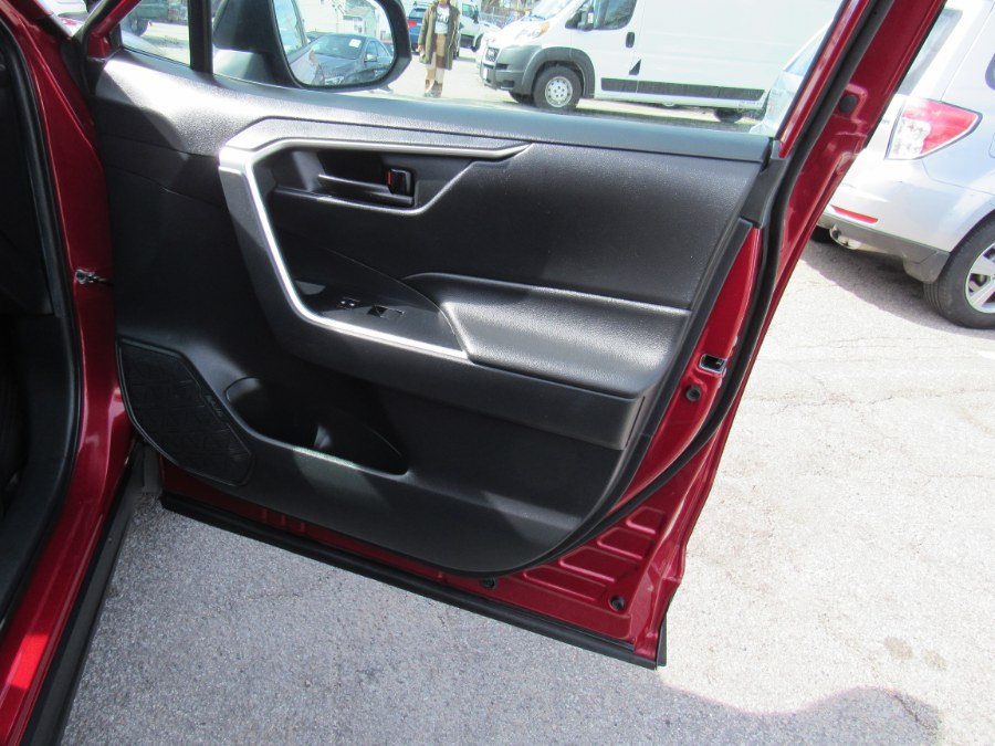 2019 Toyota RAV4 LE photo