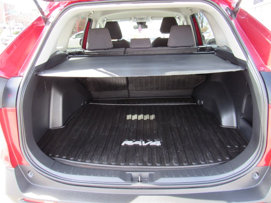 2019 Toyota RAV4 LE photo