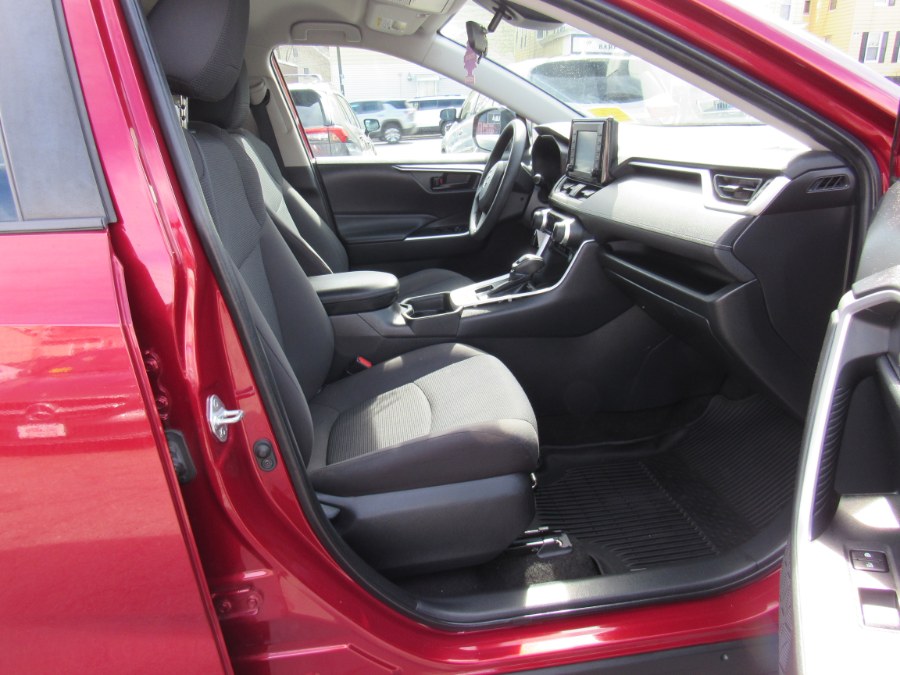 2019 Toyota RAV4 LE photo