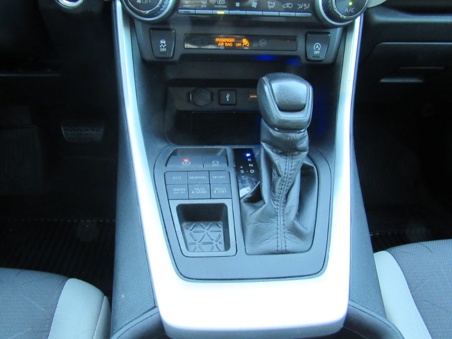 2021 Toyota RAV4 XLE photo