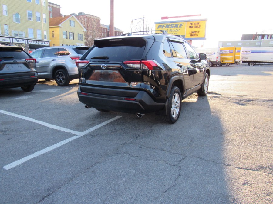 2021 Toyota RAV4 XLE photo