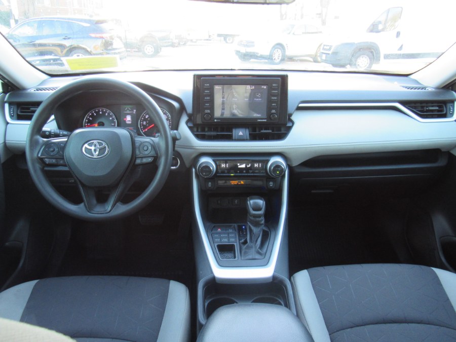 2021 Toyota RAV4 XLE photo