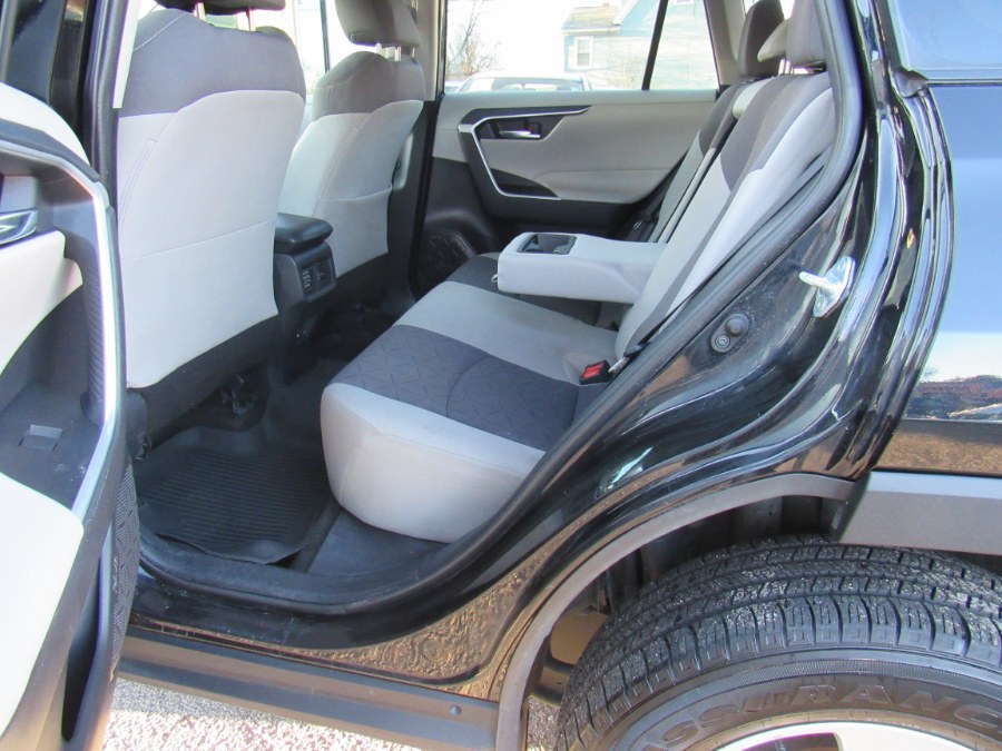 2021 Toyota RAV4 XLE photo