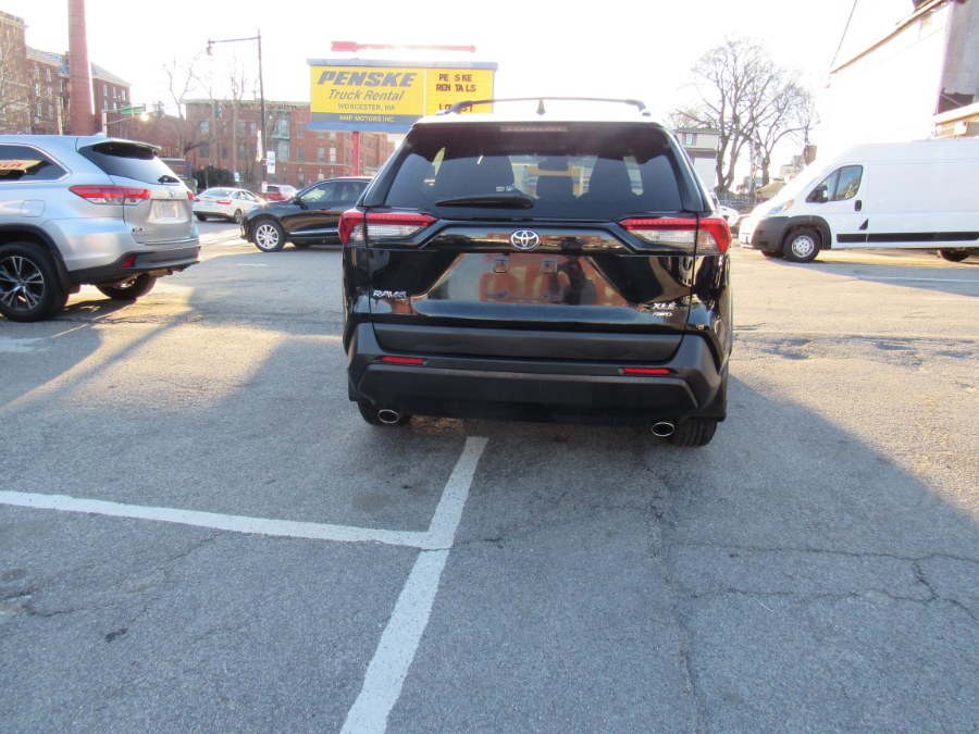 2021 Toyota RAV4 XLE photo