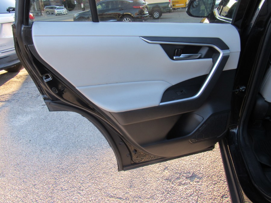 2021 Toyota RAV4 XLE photo