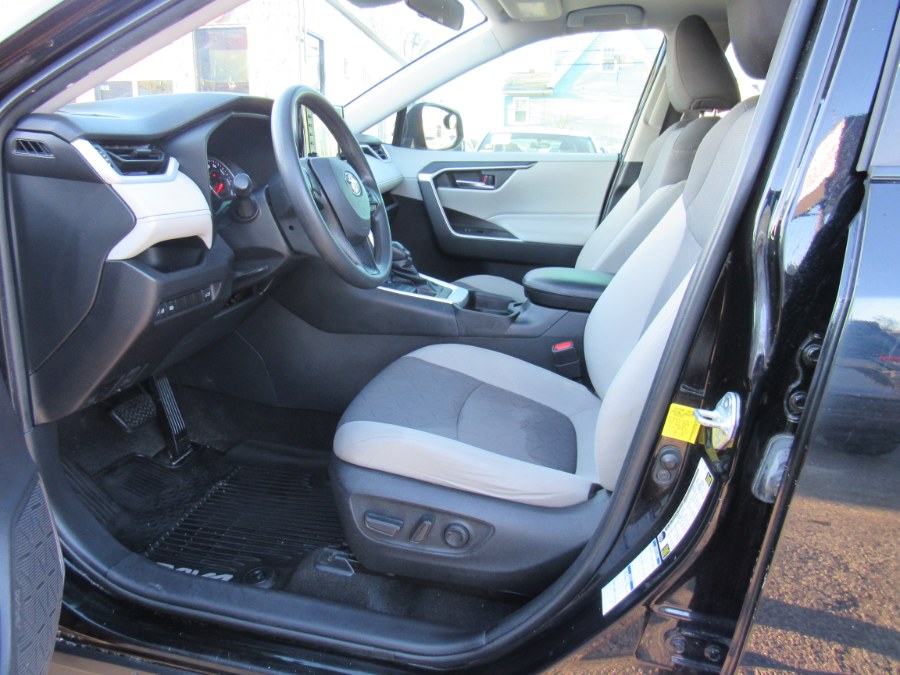 2021 Toyota RAV4 XLE photo