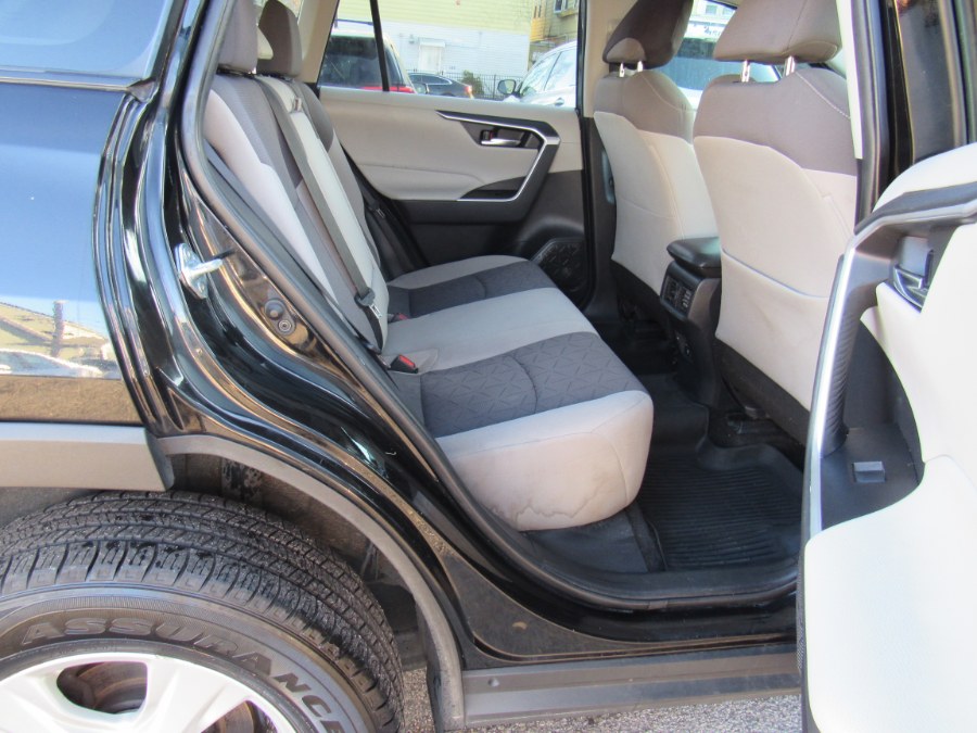 2021 Toyota RAV4 XLE photo