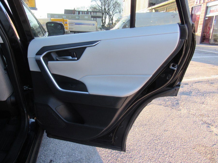 2021 Toyota RAV4 XLE photo