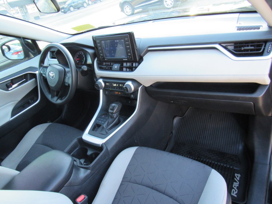 2021 Toyota RAV4 XLE photo