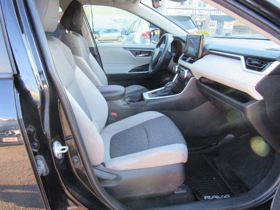 2021 Toyota RAV4 XLE photo