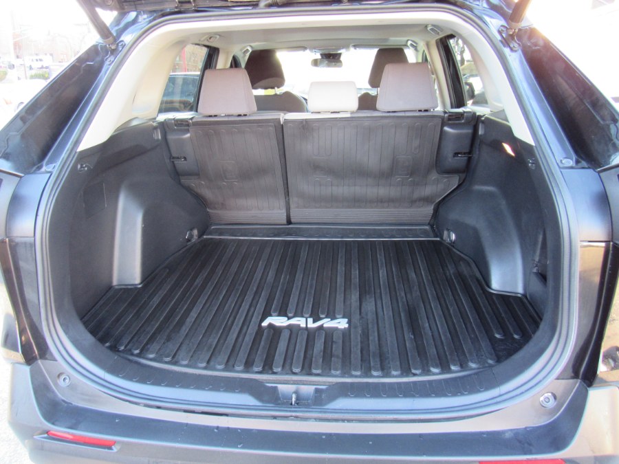 2021 Toyota RAV4 XLE photo