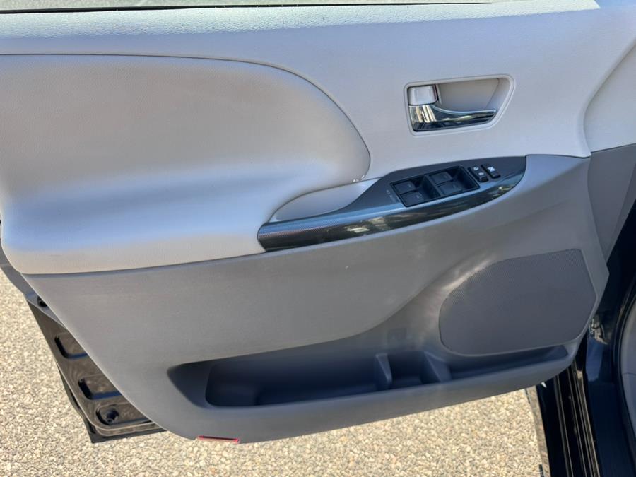 2012 Toyota Sienna SE 8-Passenger photo