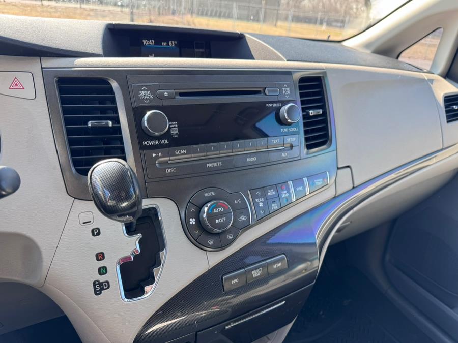 2012 Toyota Sienna SE 8-Passenger photo
