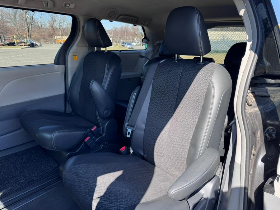 2012 Toyota Sienna SE 8-Passenger photo