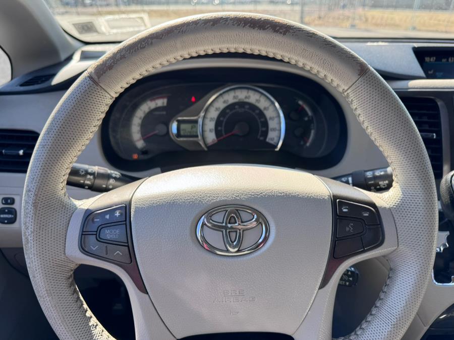 2012 Toyota Sienna SE 8-Passenger photo
