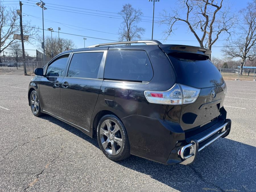 2012 Toyota Sienna SE 8-Passenger photo