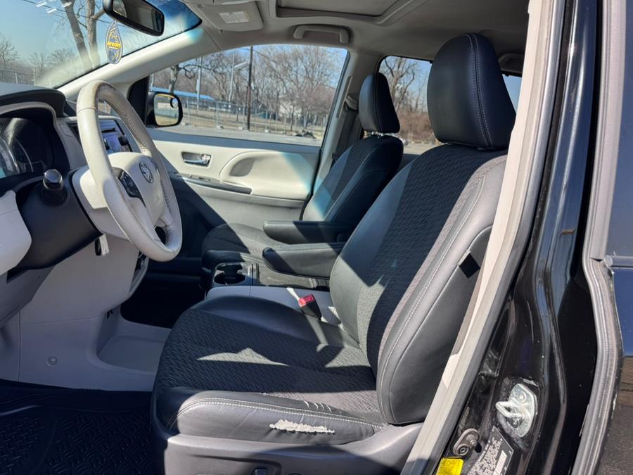 2012 Toyota Sienna SE 8-Passenger photo