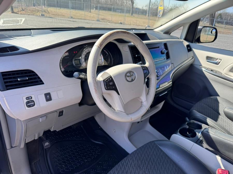 2012 Toyota Sienna SE 8-Passenger photo