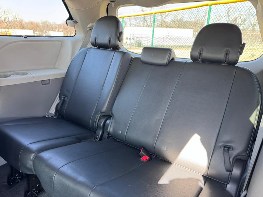 2012 Toyota Sienna SE 8-Passenger photo