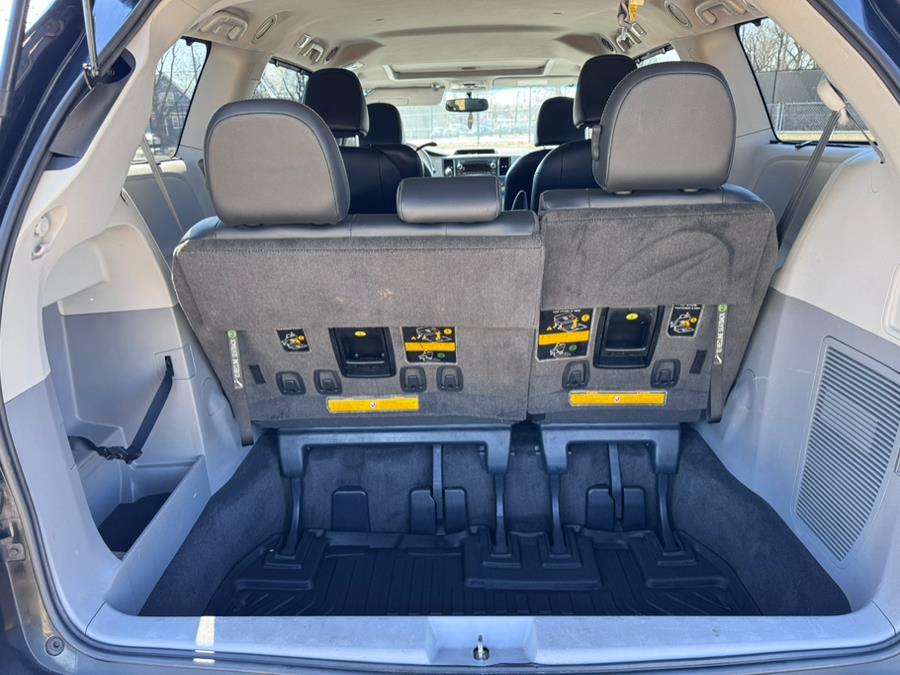 2012 Toyota Sienna SE 8-Passenger photo