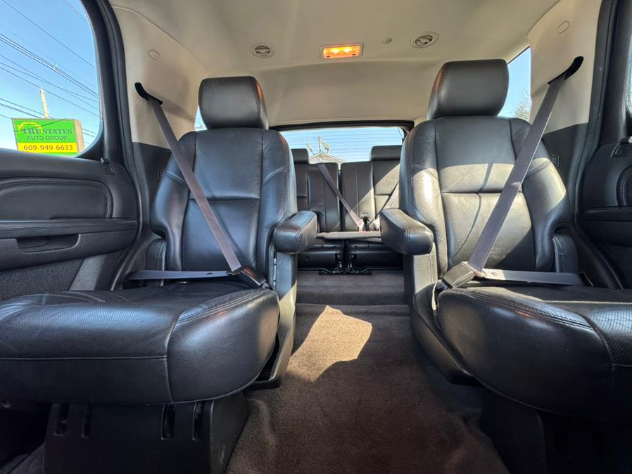 2011 Cadillac Escalade Luxury photo
