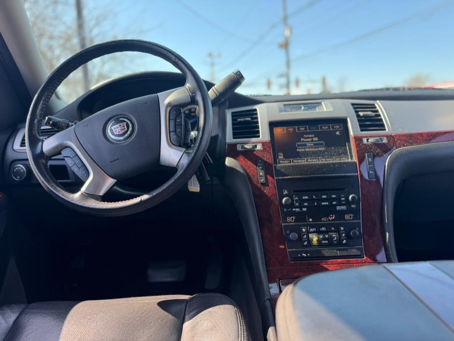 2011 Cadillac Escalade Luxury photo